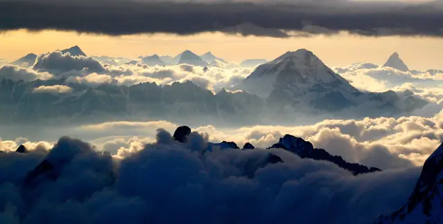 Von hoch oben geht der Blick über die Walliser Alpen mit ihren vielen Viertausendern. In der Bildmitte die Mischabelgruppe bei Saas Fee mit dem Dom, nach rechts Grand Combin und Matterhorn. | Foto: Markus Wolter