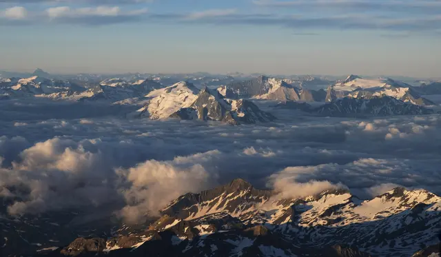 Der Blick vom Gipfel über die Savoyer Alpen. | Foto: Markus Wolter
