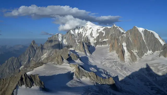 Im Tageslicht zeigt sich der 4805 Meter hohe Gigant von der italienischen Seite, dort Monte Bianco genannt. Von links: Der Peuterey Grat, der längste Felsgrat der Alpen, Mont-Blanc-Gpfel, Mont Maudit und Mont Tacul. | Foto: Markus Wolter