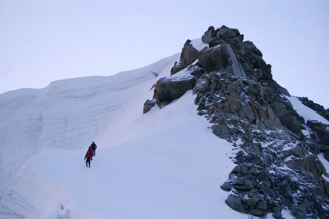 Und noch vor Sonnenaufgang stehen wir dann auf dem 4248 Meter hohem Gipfel des Mont Tacul, der auf der Strecke zum Mont Blanc Gipfel liegt. | Foto: Kurt Wolter