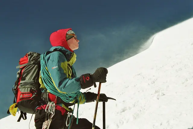 Schaffen wir auch noch das letzte Stück? Bei diesem Versuch mussten wir auf diesem Steilhang des Mur de la Cote, nicht weit unter dem Gipfel, passen. Die Kraft ist uns ausgegangen, und der eisige Wind und die dünne, sauerstoffarme Luft haben uns zugesetzt. Markus hat es später mit seiner Partnerin geschafft.  | Foto: Kurt Wolter
