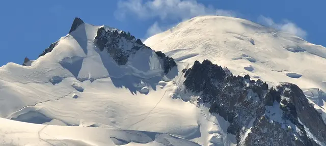 Der Hang ist 45 Grad steil. Doch kurz unter der Schulter, zwischen den Felsen, wird´s noch steiler. | Foto: Markus Wolter