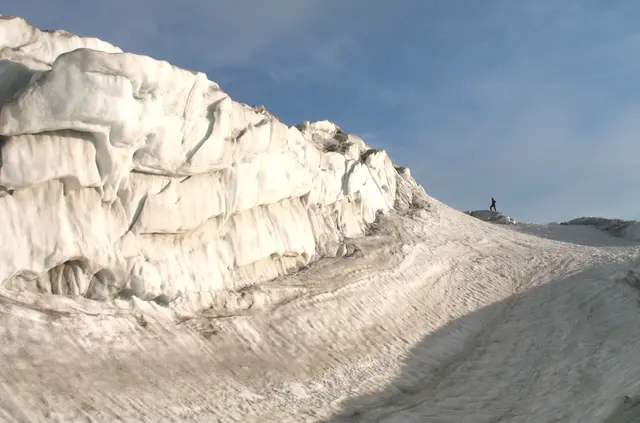 Erstmal den Weg über den Gletscher suchen. Aber Vorsicht! Unter solchen Senken lauern tiefe Spalten. | Foto: Kurt Wolter