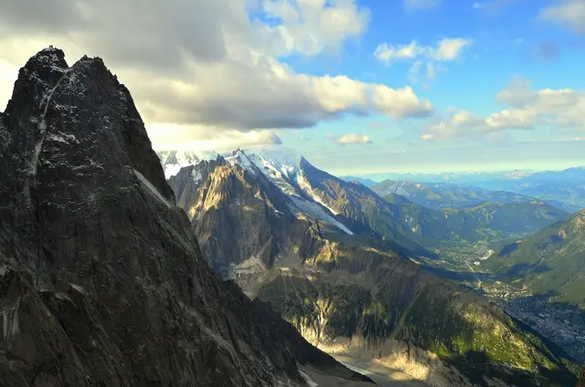 Der Höhenunterschied zwischen Chamonix im Tal der Arve und dem Mont-Blanc-Gipfel (in den Wolken) beträgt knapp 4000 Meter. | Foto: Markus Wolter