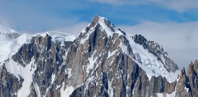 Nach einer langgezogenen Senke geht es über das Firnfeld zur Schulter des 4465 Meter hohe Mont Maudit hinauf.  | Foto: Markus Wolter