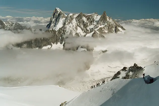 Die Bergtour, mit Grand Jorasses im Hintergrund, kann beginnen. | Foto: Kurt Wolter