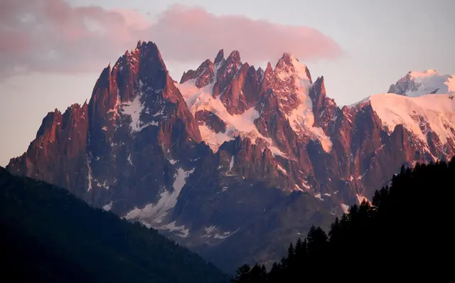 Die Felsspitzen über Chamonix reichen bis an die 4000 Meter heran. Die Abendsonne lässt sie leuchten.  | Foto: Kurt Wolter