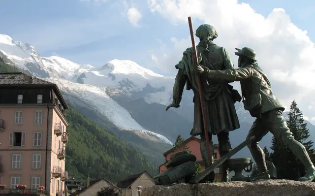 Ein Denkmal zeigt Jacques Balmat, wie er Saussure, der eine Prämie zur Besteigung ausgestzt hatte, den Weg zum Gipfel weist. Später hat Sussure ihn seber bestiegen. Balmat hatte den Mont Blanc zusammen mit Michel Gabriel Paccard erstmalig bestiegen. | Foto: Kurt Wolter