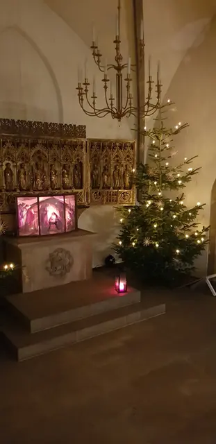 St. Andreas-Kirche Springe, Altar mit Tannenbaum und Friedenslicht am 25.12.25