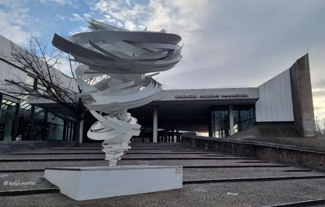 Museen in Deutschland (Foto: Katja Woidtke)

Eingang zum Sprengel Museum Hannover mit "Another Twister" von Alice Aycock
 | Foto: Katja Woidtke