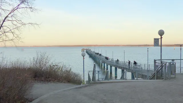 Ein paar Leute nutzen den 350 m weiten Weg bis zur Aussichtsplattform als traditionellen Weihnachtsspaziergang. Foto: Helmut Kuzina