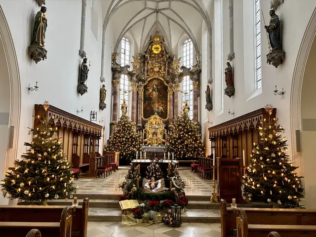 Stadtpfarrkirche in weihnachtlichem Glanz