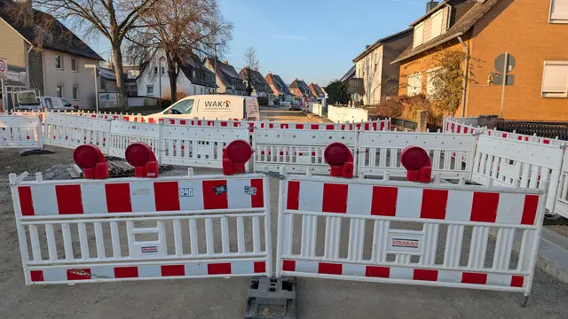 Der STRABAG -Notdienst hat die Baustelle an der L 460 heute erst einmal provisorisch repariert.