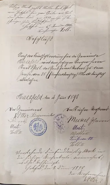 Siebzig Mark zahlt Müller Karl Pfeil
von Hatzfeld für zwei Gräber für Seins
und seiner Frau von 1899 welches ich be-
scheinige. Zum Friedhofsfand.
                      Hatzfeld, am 4te Januar 1900.
                                       Kirchenrechner Zoll.
                           Beschluß.
Nach der Friedhofsordnung für die Gemeinde
Hatzfeld wird dem hiesigen Bürger Herrn
Karl Pfeil das Grab seines Vaters zu dem
Preise von 35. (fünfunddreißig) Mark käuflich
überlassen.

Hatzfeld den 2. Juni 1898

Der Gemeinderat                    Der Kirchen-Vorstand
Wetter Bürgermeister
Rind.                                               Meckel Pfarrer
Arzt.                                                Arzt.
Zoll III                                              Wetter.
                                                         Buchborn VII
                                                         Zoll.II


Vorstehende Fünfunddreißig Mark in
die hiesige Kirchenkaße vereinnahmt,
welches bescheinigt.
Hatzfeld, den 8. Juni 1898.
der Kirchenrechner
Wetter