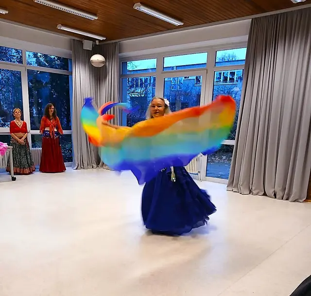 Shima Mahi mit einem Schleierfächertanz | Foto: Shima Mahi