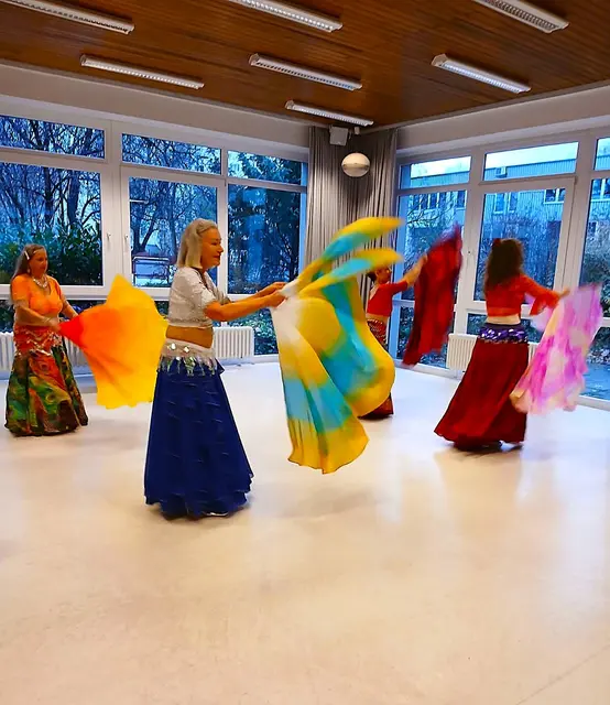 Tanz mit bunten Stabschleiern | Foto: Shima Mahi