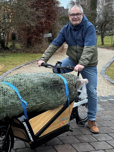 Michael Wörle, Erster Bürgermeister, ließ es sich nicht nehmen, das umweltfreundliche Gefährt persönlich zu testen. | Foto: Stadt Gersthofen