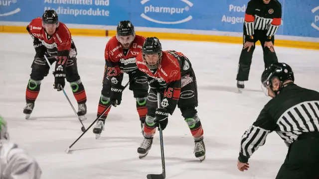 Im letzten Spielabschnitt ließ der EHC kaum Chancen des Gegners zu (v.l.n.r. Clay Ellerbrock, Stefan Rodrigues und Marc Streicher). | Foto: Fotografie Klinger