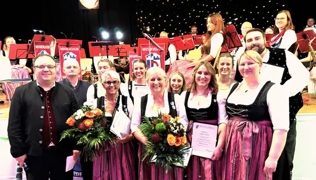 Ehrungen und Auszeichnungen während des Jahreskonzertes beim MV Nordendorf: 
hintere Reihe von links): Karlheinz Banik (Stv. Bezirksvorsitzender des ASM Bezirk 15), Julia Wagner (2. Vereinsvorsitzende), Floriane Liepert (10 Jahre), Manuela Wie-denmann (25 Jahre), Julia Kunz (25 Jahre), Sebastian Thon (25 Jahre) sowie 
(vordere Reihe von links): Andreas Rest (Vizepräsident ASM), Stefanie Kraus (50 Jahre), Gisela Schmid (50 Jahre), Sabrina Schmid (25 Jahre), Stefanie Fuchsberger (1. Vereinsvorsitzende)
 | Foto: Peter Heider