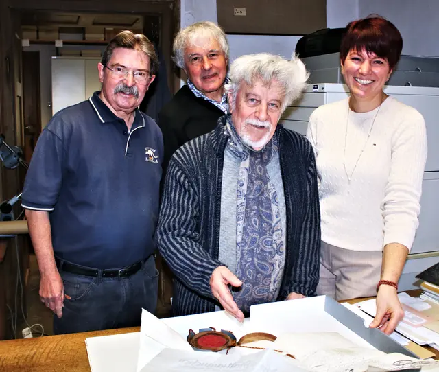 Der Leiter des Lauinger Heimathauses Studiendirektor i.R. Bernhard Ehrhart, der neue Mitarbeiter im Stadtarchiv Albert Springer sowie Stadtarchivar und Studiendirektor i.R. Hermann Müller, gemeinsam mit Lauingens 1. Bürgermeisterin Katja Müller (von links) auf historischer Spurensuche im Stadtarchiv | Foto: Heike Siebert