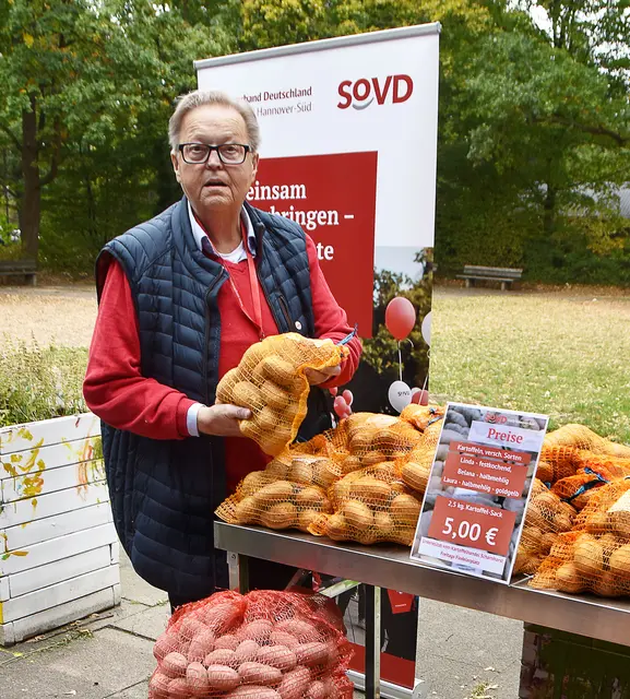 Dirk Battke bei einem seiner letzten öffentlichen Auftritte: Im September 2025 organisierte er das SoVD-Kartoffelfest in Mittelfeld.