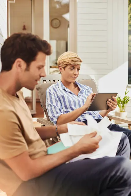 Das kontinuierliche Festhalten aller Einnahmen und Ausgaben ermöglicht es schnell, Einsparpotenziale zu identifizieren. | Foto: DJD/Geld und Haushalt/Christian Gohdes