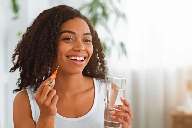 Interdentalbürsten erreichen die Zahnzwischenräume und können dabei auch Vertiefungen der Zahnoberflächen effektiv mitreinigen. So werden in Verbindung mit der Zahnbürste alle fünf Seiten eines Zahns gründlich von bakterieller Plaque befreit. | Foto:  DJD/www.tepe.com