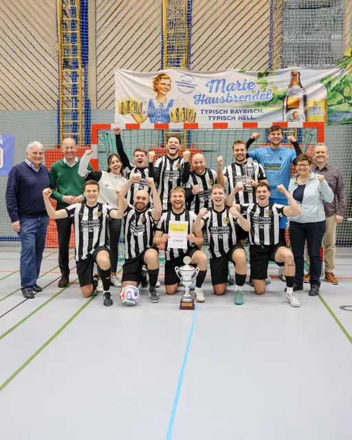 (v. l. n. r.) Harald Güller, Landrat Martin Sailer, das Team des SV Gablingen, Susanne Höhnle, Dritte Bürgermeisterin der Stadt Neusäß und Georg Brummer von der Sparkasse Schwaben-Bodensee. | Foto: Julia Pietsch