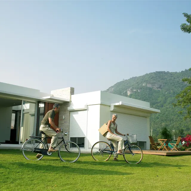 Beim Aufbruch zu einem spontanen Ausflug passt zu Hause ein Smarthome-System auf, dass Türen und Fenster geschlossen sind und alles in Ordnung ist.
 | Foto: DJD/Somfy