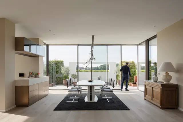 Das gläserne Atrium bildet das Herzstück. Durch die Anordnung in der Mitte des Wohnbereichs sorgt es für Grenzen – und ermöglicht dennoch Durchblick in alle Lebensbereiche. | Foto: DJD/Solarlux/Viola Epler