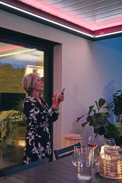 Wohlfühlatmosphäre auf Knopfdruck: Mit Smarthome-Szenarien lassen sich mit einem Befehl Licht, Beschattungssysteme und vieles mehr steuern. | Foto: DJD/Somfy