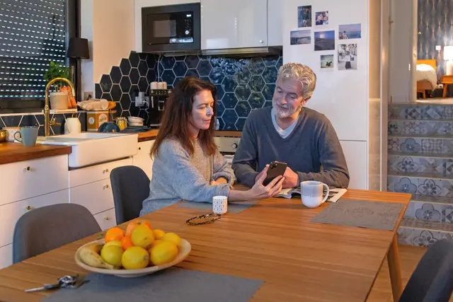 Smarthome-Technologien erleichtern den Alltag. Sie lassen sich heute sehr einfach und intuitiv bedienen - zum Beispiel über das Smartphone. | Foto: DJD/Somfy