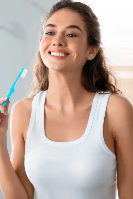 Die Zahnbürste erreicht lediglich rund 60 Prozent der Zahnoberflächen, die restlichen etwa 40 Prozent befinden sich zwischen den Zähnen – hier setzen Interdentalbürsten an. | Foto: DJD/www.tepe.com