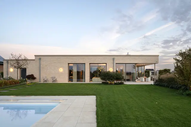 Die Anordnung der Schiebefenster über Eck ist ein besonderes Highlight: Bei der Öffnung beider Seiten entsteht ein vollkommen freier Bereich.
 | Foto: DJD/Solarlux/Viola Epler