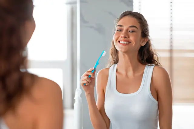 Die Kombi machts: Zahnbürste und Interdentalbürste können gemeinsam alle fünf Seiten eines Zahns gründlich von bakterieller Plaque befreien. | Foto: DJD/www.tepe.com