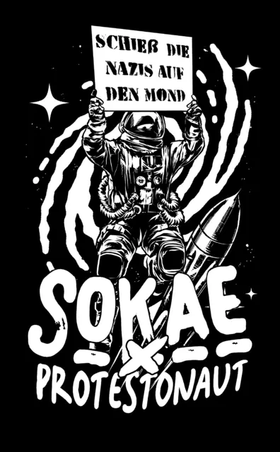 Als der Protestonaut Mitte des Jahres in Berlin vor dem Brandenburger Tor auf einer Demo gegen Nazis war, sind Deniz, Alex und Maurice von der Band SOKAE auf das Kunstprojekt aufmerksam geworden. Auf dem Schild, das der Protestonaut hielt, stand "Nazis auf den Mond schießen". Zufällig haben die Jungs von SOKAE ein Lied mit dem Titel "Schießt die Nazis auf den Mond". Ein kurzer Austausch , ein Besuch im Proberaum im baden-württembergischen Gerlingen inklusive Videodreh und herausgekommen ist ein T-Shirt, das exklusiv auf der Internetseite von SOKAE erhältlich war. Der Erlös aus dem Verkauf geht an die Initiative "Kein Bock auf Nazis".  | Foto: SOKAE / Protestonaut