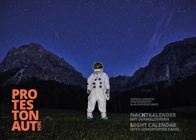 Das Titelblatt des Protestonaut-Kalender 2026. | Foto: Protestonaut / Sophia Lukasch Photography