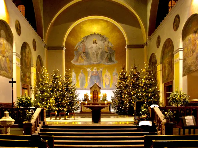 Die Stadtpfarrkirche St. Jakob Frirdberg zur Weihbnachtszeit | Foto: P. Steffen Brühl