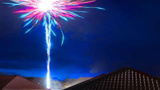 Über den Dächern von Wismar beginnt am Silvestertag das Feuerwerk zum Jahreswechsel. Foto: Helmut Kuzina