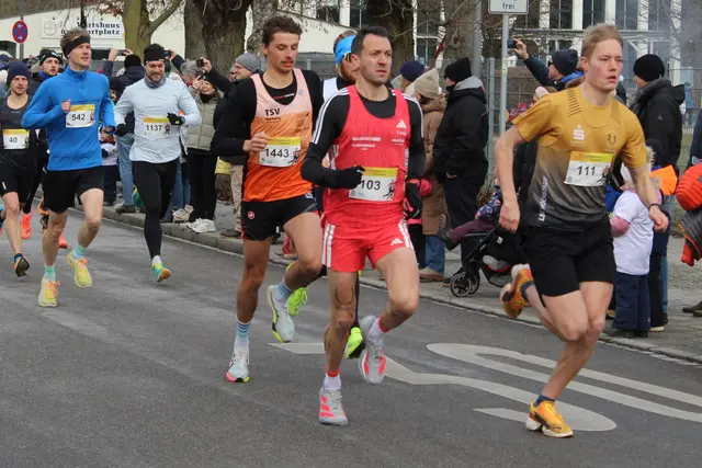 Schon wenige Meter nach dem Start haben sich Brian Weisheit, Tobias Gröbl (Startnummer 103) und Luis Rühl vom Feld abgesetzt	
