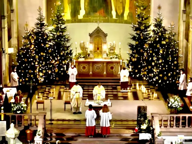 Die Mitternachtsmette beginnt um 23 Uhr am Heiligabend und endet gegen 0:30 Uhr am 1. Weihnschtstag. 