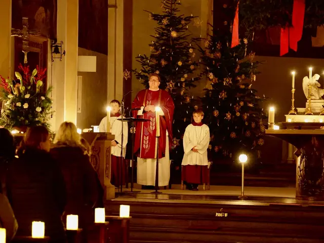 Im Kerzenschein wird nach Schluss des Adventsmarkts die Hl. Messe gefeiert.  | Foto: Achim Lüders
