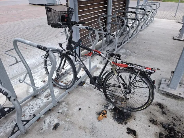 Unklar ist, wie das Fahrrad in Brand geraten ist…. (kein Elektrorad)