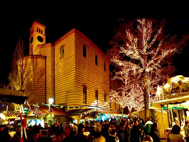 Der »Friedberger Advent« lässt die Stadtpfarrkirche St. Jakob Friedberg in weihnachtlichen Glanz strahlen.  | Foto: P. Steffen Brühl