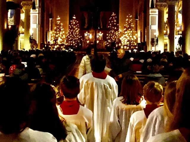 Einzug des Liturgischen Dienstes während der Christmette in der Stadtpfarrkirche St. Jakob Friedberg.  | Foto: P. Steffen Brühl