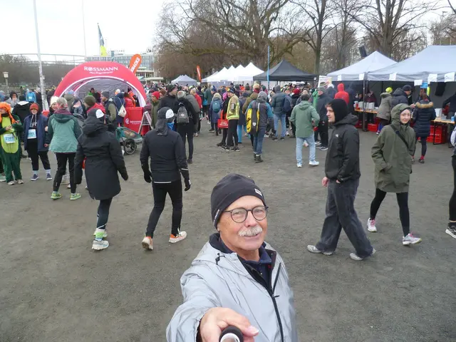 Aufmacherfoto: Maschsee, Nordufer. Ausgabe der Startnummern und Getränke. Sanitäranlagen.