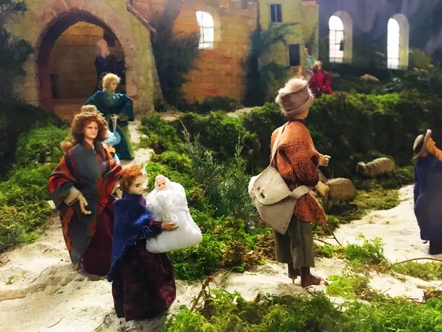 Mit viel Sachverstand und Liebe baut der Wallfahrerverein Jahr für Jahr die Krippe der Stadtpfarrkirche auf.  | Foto: P. Steffen Brühl