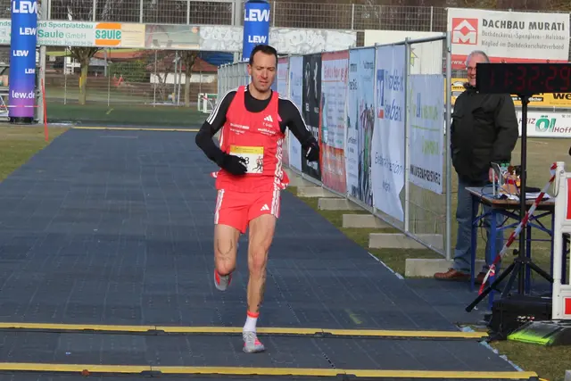Zieleinlauf von Tobias Gröbl als Zweitplatzierter