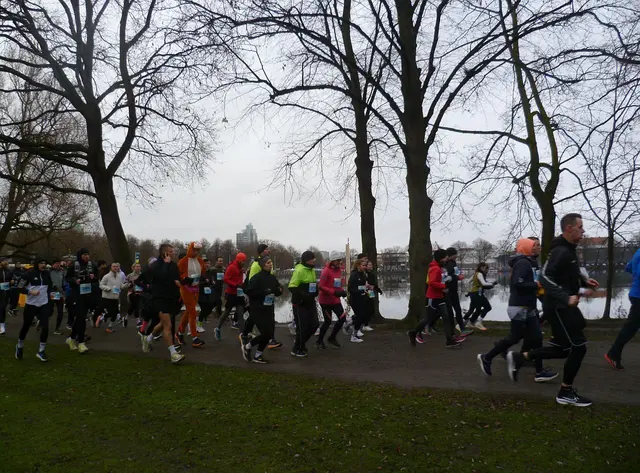 In Laufrichtung links: Der Maschsee.

