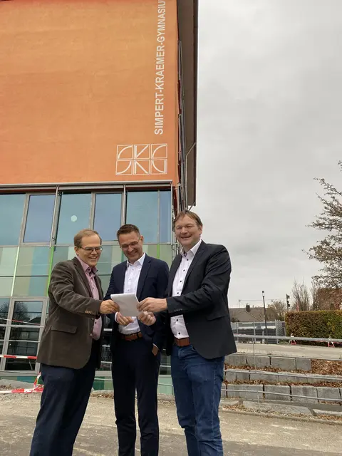 Bildunterschrift: Jochen Schwarzmann (Schulleiter Simpert-Kraemer-Gymnasium Krumbach), Schulamtsdirektor Thomas Schulze und Landrat Hans Reichhart freuen sich über steigende Schülerzahlen im Landkreis Günzburg.  | Foto: Benjamin Sigmund
